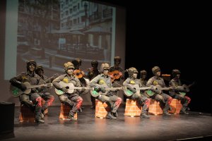 Chirigota ‘Los que vinieron de fuera y se quedaron de piedra’, rememorando a John Lennon.