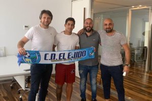 El nuevo jugador con la bufanda del club.