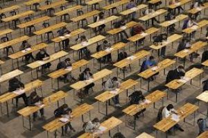 Opositores durante un examen en una imagen de archivo.