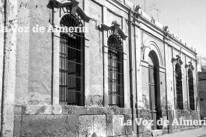 Edificio donde estuvo instalado el teatro Benavente, con la fachada principal a la calle de Restoy y otra lateral a la calle de Cucarro.