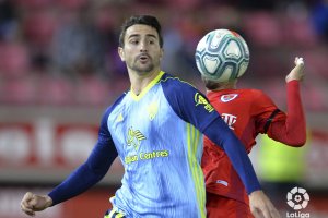 Juan Muñoz intenta controlar pelota en una jugada en Los Pajaritos.