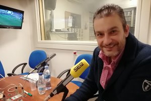 Isra Polo en los estudios de la Cadena SER.