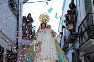 La virgen de la Candelaria recorrió las calles del municipio de Instinción. La voz