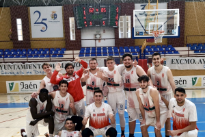 Los jugadores posan tras la victoria.