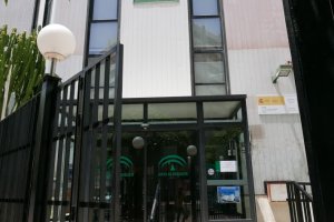 Entrada a la biblioteca Villaespesa de la capital.