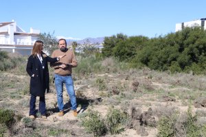 Delia Mira e Inogabi Manzano en la parcela prevista para zona educativa en Almerimar.