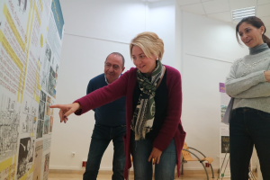 La delegada de Cultura recorre la exposición.