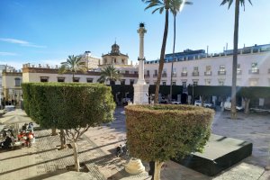 Imagen de la Plaza Vieja con el Monumento a Los Coloraos