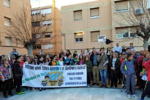 Padres, alumnos, vecinos y representantes políticos de Olula, unidos por el mantenimiento de las paradas del autobús escolar, el pasado 3 de febero.