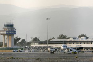 La niebla obliga a cancelar y desviar vuelos en el aeropuerto de Almería.