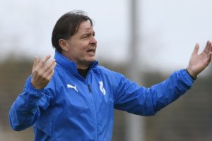 Cristobal Parralo dirigiendo un entrenamiento del Racing.