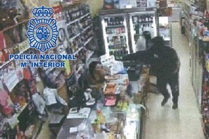 Imágenes de los asaltos captadas por cámaras de seguridad de las tiendas.