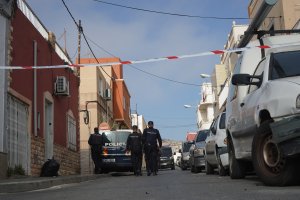 Cordón de agentes de la Policía Nacional en la calle Ruano