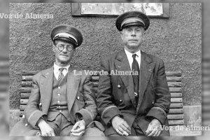 Empleados del ferrocarril en un banco de la estación de Almería. El tren generaba muchos empleos que hoy han desaparecido.