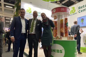 JAvier García posa junto a sus compañeros en el stand de la empresa holandesa.