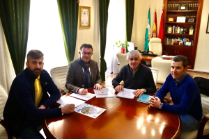 Acto de la firma del convenio con La Clásica.