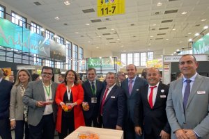 Las distintas autoridades visitando el stand de Vicasol en Fruit Logística 2020.