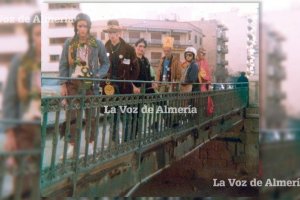 Grupo de amigos del barrio de la Catedral atravesando el viejo puente de hierro de la Rambla frente al instituto Celia Viñas.