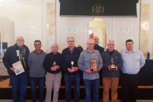 Jose Maldonado (segundo por la derecha) sostiene el trofeo del Campeonato Provincial de Almería.