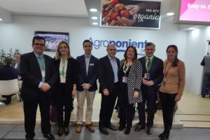 Las autoridades en su visita al espacio de Grupo Agroponiente.