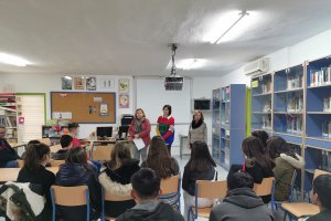 Realización de una de las charlas en el centro educativo.