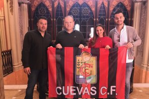 El alcalde y la concejala con los representantes del club.