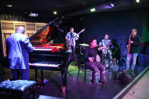 Un momento del concierto con todos los músicos en el escenario.