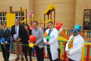 Inauguración del espacio recreativo en el patio central del centro sanitario.