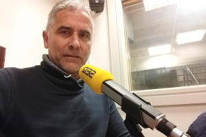 Pepe Morales en los estudios de la Cadena SER.
