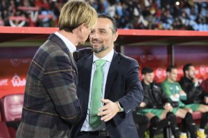 José Luis Oltra saludando a José María Gutiérrez, \'Guti\'.