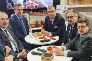 Matarí y Zoido con los representantes de Hortiespaña.