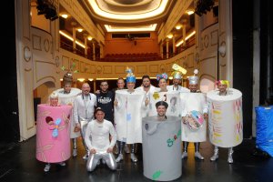 La chirigota de Guadix \'Los enrollaos\' junto al vicepresidente de FEMACA, Jesús Luque, tras concluir su actuación.