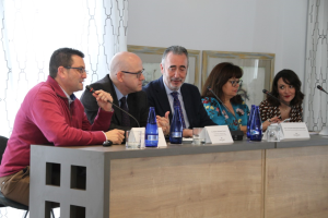 El doctor Perales, a la izquierda, ha reivindicado la creación de la unidad del dolor en Huércal-Overa.