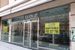 Los carteles que ofrecen locales se incrementan en el barrio de Nueva Andalucía.