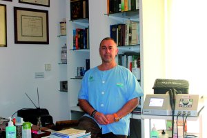 Jorge Díaz de la rocha con la máquina Indiba que utiliza en su clínica de la calle Azara para recuperar lesiones.