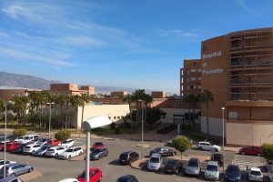 Hospital de Poniente, a donde han sido trasladados los cuatro heridos.