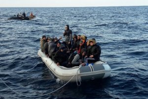 Imagen de archivo de una patera en el Mar de Alborán.