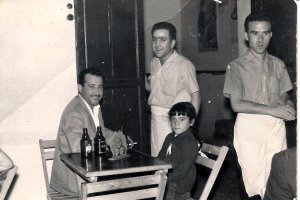 Juan José Bautista, en el centro, junto a su compadre Pepe, sentado, y su nieta y su hermano Manolo, en el antiguo Sevilla.