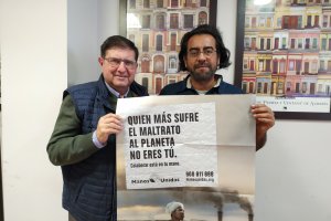 Miguel Pérez junto a Óscar Arturo García con el cartel de la campaña.