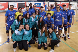Los jugadores del equipo senior con las canteranas.