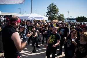 Varios peñistas disfrutan de un concierto este finde.