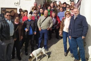 Varios velefiqueños pasan por una calle en Beires.