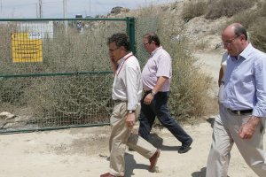 Visita de dirigentes al perímetro de tierras contaminadas de Palomares.