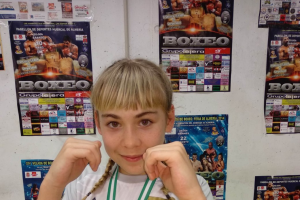 La campeona con su medalla.