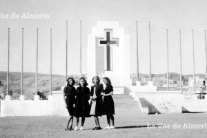 La provisional cruz de los caídos que a toda prisa se construyó en el andén de costa en 1939. Las obras fueron ejecutadas por la empresa de José Pozo