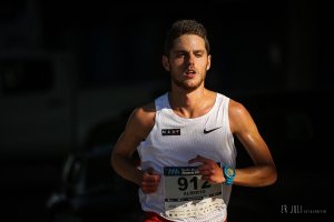 El atleta almeriense por las calles de Almería.