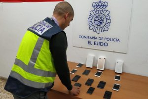 Los agentes han recuperado una docena de terminales.