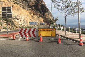 La carretera de El Cañarete, cortada por obras.