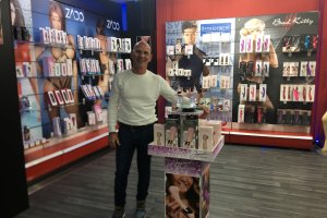 Parafarmacia Fresa y Chocolate: Agustín Guirado Ortiz, gerente de la tienda, muestra los productos estrella más satisfactorios.