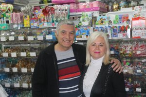 Francisco Martínez y Mari Carmen Cuadrado, en la tienda.
